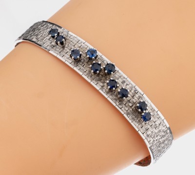 14 kt Gold Saphir-Armband, WG 585/000, 10 rundfacett. Saphire zus. ca. 8.0 ct, L. ca. 17 cm, Kastenschloss mit 2 Sicherheitsachten, ca. 23.7 g