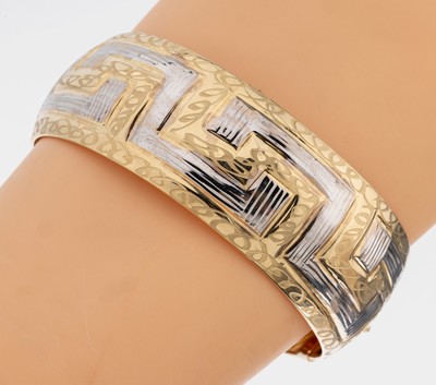14 kt Gold Armreif, GG/WG 585/000, Mäandermuster, grav., D. ca. 6.5 cm, ca. 12.9 g
