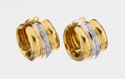 Paar 18 kt Gold Brillant-Ohrcreolen, GG/WG 750/000, in WG gefasste 20 Brillanten zus. ca.0.10 ct Weiß/si, ca. 11.9 g, B. ca. 12 mm, L. ca. 16 mm