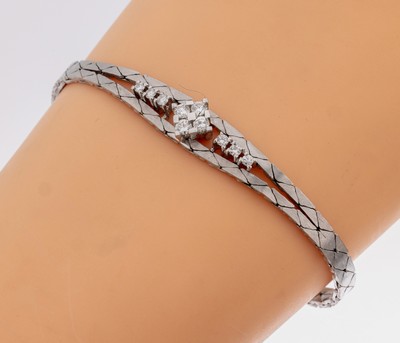 18 kt Gold Brillant-Armband, WG 750/000, Mittelteil mit 10 Brillanten zus. ca. 0.45 ct Weiß/si, Backsteinoptik, sat., L. ca. 16 cm, Kastenschloss ...
