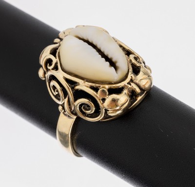 14 kt Gold Kaurimuschel-Ring, GG 585/000, mit Unterkaderung, z.T. floral, RW 52.5, ca. 7.7 g