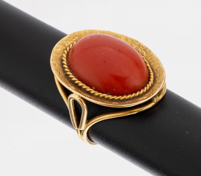 18 kt Gold Korall-Ring, GG 750/000, ovaler Korallencabochon, Ringkopf mit Kordelverz., z.T. sat., mit Unterkaderung, RW 54, ca. 9.6 g, Versand nur ...