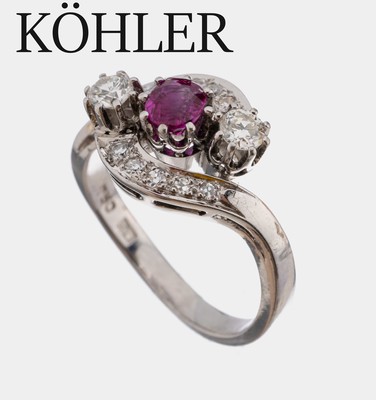18 kt Gold Brillant-Rubin-Ring, WG 750/000,hoher Ringkopf, mittig mit einem rundfacett. Rubin ca. 0.30 ct, 2 Brillanten und 10 8/8- Diamanten zus. ...