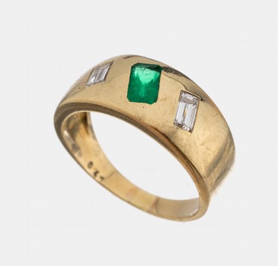 14 kt Gold Smaragd-Diamant-Ring, GG 585/000, mittig mit einem facett. Smaragd ca. 0.41 ct, seitl. 2 Diamantbaguettes zus. ca. 0.38 ct Weiß/vs, RW ...