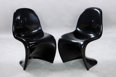 Paar Panton-Chairs, Entwurf 1959 Verner Panton, 1973 Fehlbaum, schwarzer Kunststoff, l. Gebr.-spuren, H. ca. 83 cm, Sh. ca. 40 cm EZ 2