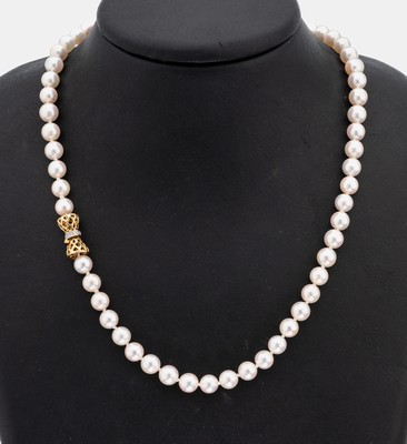 Zuchtperl-Collier mit 14 kt Gold Diamant- Schmuckschließe, GG/WG 585/000, zart rosefarb. Akoyazuchtperlen, D. ca. 6 mm, Schließe durchbrochen, kl. ...