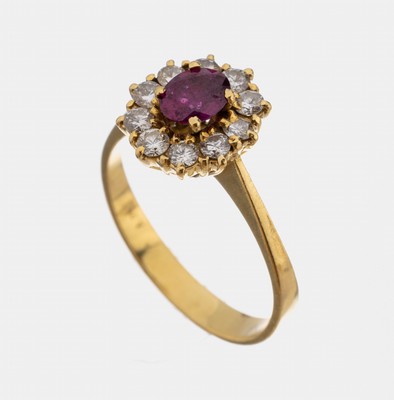 18 kt Gold Rubin-Brillant-Ring, GG 750/000,mittiger ovalfacett. Rubin ca. 0.80 ct, umgeben von 10 Brillanten zus. ca. 0.50 ct Weiß/si, RW 56, ca. ...