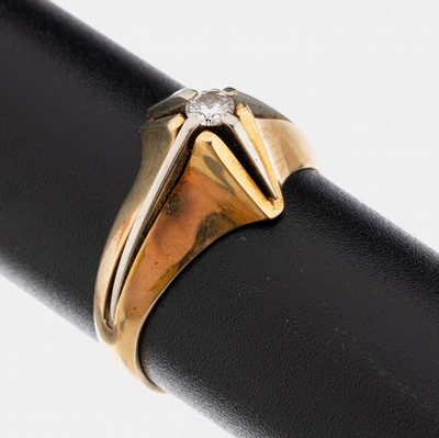 14 kt Gold Brillant-Ring, GG/WG 585/000, hoch aufgebauter Ringkopf, mittig mit einem Brillant ca. 0.10 ct Weiß/si, RW 55, ca. 3.7 g