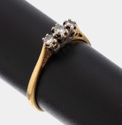 18 kt Gold Brillant-Ring, GG/WG 750/000, 3 Brillanten zus. ca. 0.11 ct Weiß/p, RW 55, ca. 2.1 g