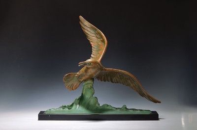 Große Skulptur eines Albatros, Frankreich, 1930er Jahre, sign. E. Guy, Vogel auf Welle, Metall bunt bemalt, Steinsockel, H. ca. 46cm, B. ca. 54cm