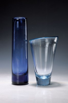 2 Glasvasen, Murano, 1960/70er-Jahre, farbloses Glas, mundgeblasen, dunkel- bzw. hellblau überfangen, am Boden ungedeutet signiert, H. 18/24,5 cm