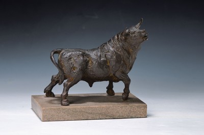 Skulptur von Miguel Moreno, geb. 1935, Stier, Bronze, sign. und num. 66/500, Steinsockel, H. ca. 15.5cm, L. ca. 17cm