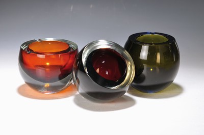 3 Aschenbecher, Cenedese, Murano, 1960/70er-Jahre, farbloses Glas, mundgeblasen, roter und orangefarbener Innenüberfang, einmal blauer Überfang, ...