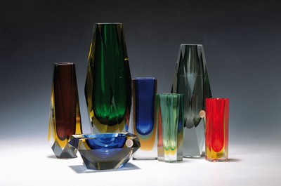 6 Sommerso Vasen und ein Aschenbecher, Murano,2.Hälfte 20.Jh., farbloses Glas, je mehrfarbiger Innenüberfang, facettierte Blockform, Vasen H. 14 - ...