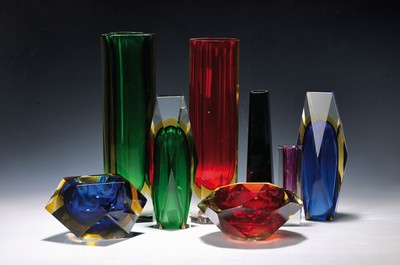 11 Sommerso Vasen und 2 Aschenbecher, Murano, 2.Hälfte 20.Jh., Farbloses Glas, mundgeblasen, facettiert, je mehrfarbig überfangen, Vasen H. 13-30 ...