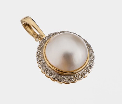 14 kt Gold Mabeperl-Clipanhänger, GG 585/000, mittig Mabeperle D. ca. 14 mm umgebenvon kl. Diamanten in WG gefasst, ca. 4 g, L. ca. 3 cm