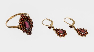 14 kt Gold Granat-Konvolut, GG 585/000, best. aus: Ring und Paar Ohrgehänge, jeweils besetzt mit facett. Granaten, RW 65, ca. 7 g