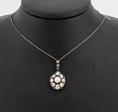 18 kt Gold Perl-Diamant-Collier, um 1830, GG 750/000 (gepr.), schauseitig Silber, mittigeine Orientperle, umgeben von Diamantrosen zus. ca. 1.20 ct, ...