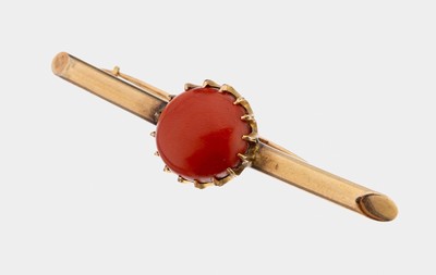 14 kt Gold Korall-Brosche, Russland um 1900, GG 583/000, schlichte Gestaltung, runder Korallen-Cabochon, D. ca. 12 mm, L. ca. 5.1 cm, ca. 5.5 g, ...