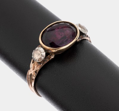 14 kt Gold Amethyst-Diamant-Ring, um 1830, RG 585/000 gepr., ovalfacett. Amethyst ca. 1.20 ct, Ringschultern mit 2 in Silber gefassten Diamantrosen ...