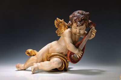 Putto mit Laute, süddeutsch, 20.Jh., Holz geschnitzt, gefasst und vergoldet, Spannungsriss, H. 55 cm