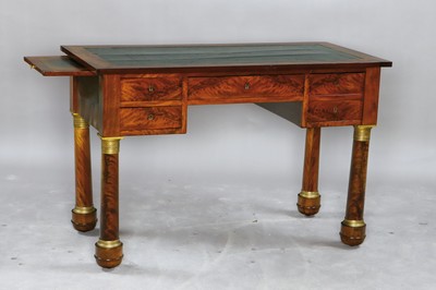 Damenschreibtisch, Frankreich, um 1830, Mahagonifurnier, in den Schubladen Tresor-Geheimfach, Füße in Form von Vollsäulen, Lederplatte, 5 ...
