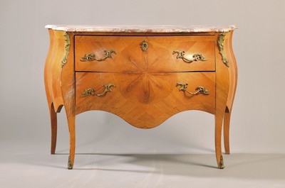 Kommode, im Barockstil, 20.Jh., Nußbaumfurnier, 2 Schubladen, bombierte Form, Messingbeschläge, Marmorplatte, ca. 78x94x50 cm, EZ 3