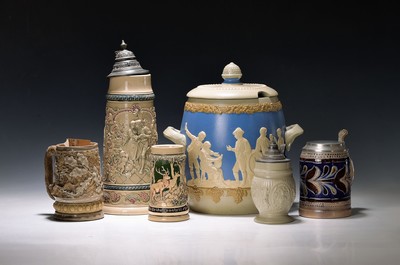 Großes Konvolut Feinsteinzeug, deutsch, 1890er-1990er-Jahre, 8 kleine Krüge (1x Mettlach Nr. 1894, 1x Merkelbach), großer Bierhumpen (Deckel ...