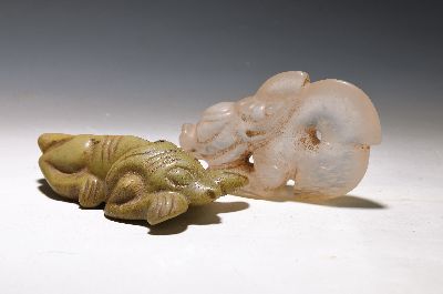 Zwei Skulpturen, China, 20. Jh., a. Bergkristall ca. 9 x 14.5 cm, b. Jade, ca. 16.5cm, beide geschnitzt