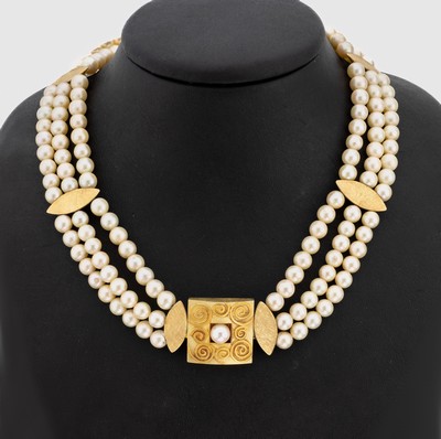 14 kt Gold Akoyazuchtperl-Kropfband, GG 585/000, 3-reihiges Mittelteil und Zwischenglieder matt./strukt., Akoyaperlen D. ca. 6.3 mm, L. ca. 40 cm, ...