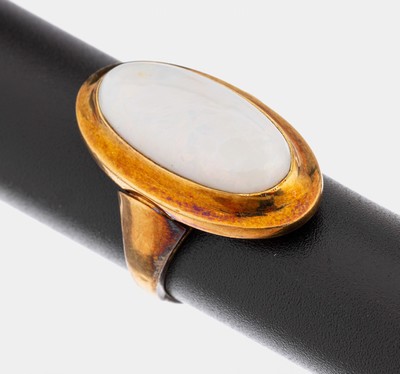 14 kt Gold Opal-Ring, GG 585/000, ovaler Opalcabochon ca. 6 ct, verbödet, Farbspiel in gelb und grün, RW 49, ca. 5.1 g, Reinigung empfohlen