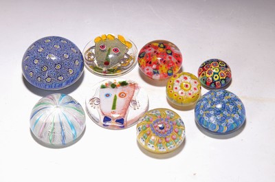 Sammlung aus 7 Paperweights, Murano Italien, 20. Jh., mundgeblasenes Glas, sechs mit bunten Millefiori-Einschmelzungen, eines mit eingeschmolzenen ...