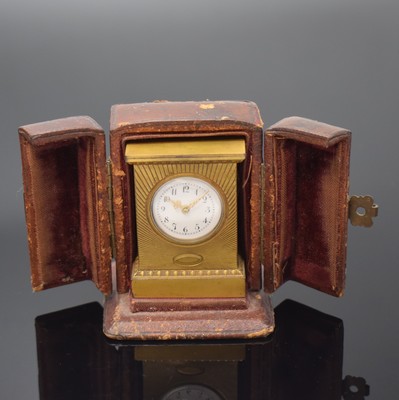 SCHELLER FRERES kleine Tischuhr mit Schlüsselaufzug und Box, Schweiz um 1900, Messinggeh. m. Strahlendekor, Zeigerst. u. Aufzug rücks. hinter ...