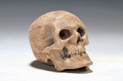 Totenkopf, Wiener Bronze, sign. Bergmann, polychrom staffiert, H.ca. 5cm