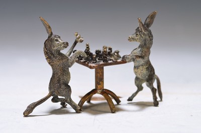 Zwei Esel beim Schachspiel, Wiener Bronze, sign. Wasserkrug, polychrom staffiert, ca. 6x9 cm