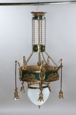 Deckenlampe im Empirestil,deutsch, um, 1900/10, Metall/Messing, partiell grüngrundig, mit aufgelegten allegorischen Gruppen, eine mittlere ...