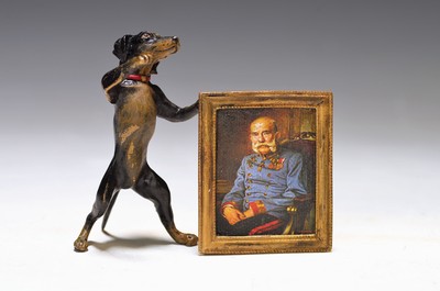 Wiener Bronze, Dackel mit Porträt von Kaiser Franz Josef, sign. Bergmann, bunt staffiert, H.ca. 7 cm