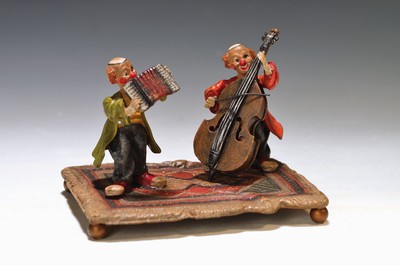 Große Wiener Bronze, zwei musizierende Clowns auf Perserteppich, sign. Bergmann, bunt staffiert, ca. 9.5x13x9.58 cm