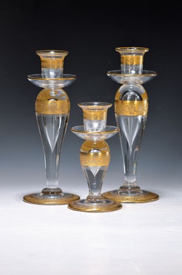 Drei Kerzenleuchter, Saint Louis, Thistle, 20.Jh., farbloses Kristallglas, mit umlaufender floral geätzter Goldbordüre: Leuchterpaar (ein Leuchter ...