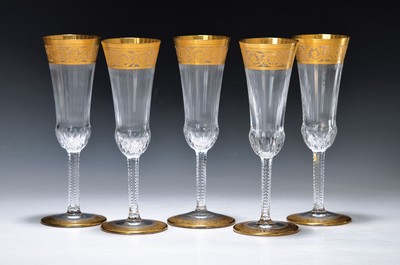 9 Sektflöten, Saint Louis, Thistle, 20. Jh., farbloses Kristallglas, mit umlaufender floral geätzter Goldbordüre, gemarkt, H.ca. 19 cm