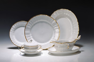 Tafelservice/Speiseservice, KPM Berlin, Rocaille mit Goldrand, 20. Jh., komplett für 6 Personen, 6 Suppentassen mit Untertassen, 6 Dessertteller, 6 ...