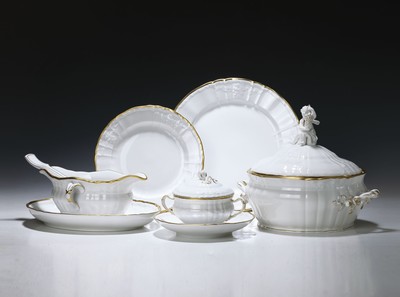 Umfangreiches Tafel-/Speiseservice, KPM Rocaille, 20. Jh., für 9 Personen, Goldrand, 11 Menueteller, 20 Dessertteller, 9 Deckelsuppentassen mit ...