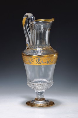 Großer Saft- oder Wasserkrug, Saint Louis, Thistle, 20. Jh., farbloses Kristallglas, Wandung mit Ovalschliff, Fuß und Rand mit umlaufender floral ...