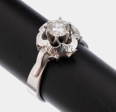 18 kt Gold Brillant-Ring, WG 750/000, Brillant ca. 0.50 ct Weiß/vs, erhaben gefasst,Fassung floral gestaltet z.T. grav., RW 53, ca. 5.2 g