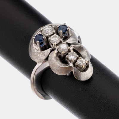 14 kt Gold Brillant-Saphir-Ring, WG 585/000, 5 Brillanten zus. ca. 0.30 ct Weiß/si, 2 kl. Saphire zus. ca. 0.10 ct, Fassung matt., RW 50, ca. 7.5 g