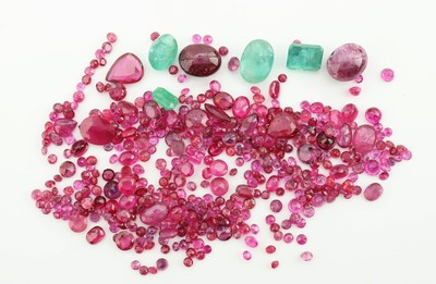 Lot lose Rubin, zus. ca. 46.2 ct, versch. Schliffformen und Größen, dazu 4 facett. Smaragde