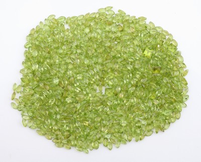 Lot lose Peridots, zus. ca. 300 ct, versch. Größen und Schliffarten überwiegend facett. Tropfen