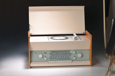 Stereo Kompaktgerät, Braun-Atelier 11, RC 82, Entwurf Dieter Rams 1961, weiß und Rüsterfurnier, Beschriftung komplett, Plattenspieler und ...