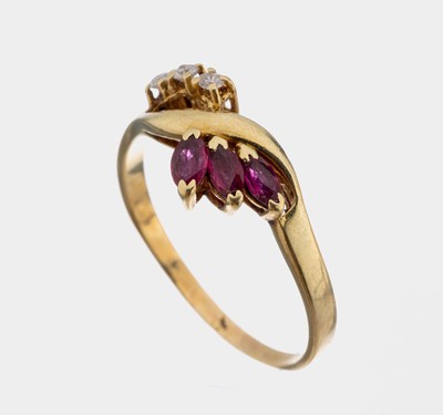 14 kt Gold Rubin-Brillant-Ring, GG 585/000,3 Rubin-Navettes zus. ca. 0.25 ct, 3 Brillanten zus. ca. 0.09 ct Weiß/p, ca. 3.4 g, RW 64