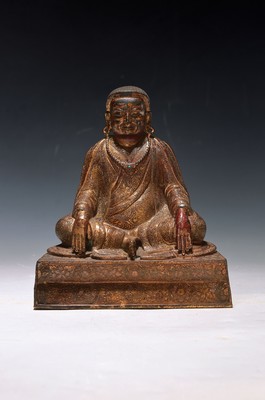 Bronzefigur eines Lamas, Tibet, 19. Jh., Bronze, reich verziertes Gewand, orig. Vergoldung altersbedingt berieben, ca. 18.5 x 16.5 x 9.7 cm